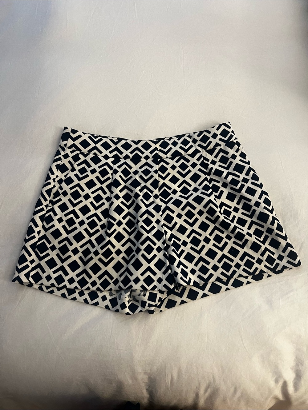 Ann Taylor Geometric Print Shorts – Size 6 – Navy & White
